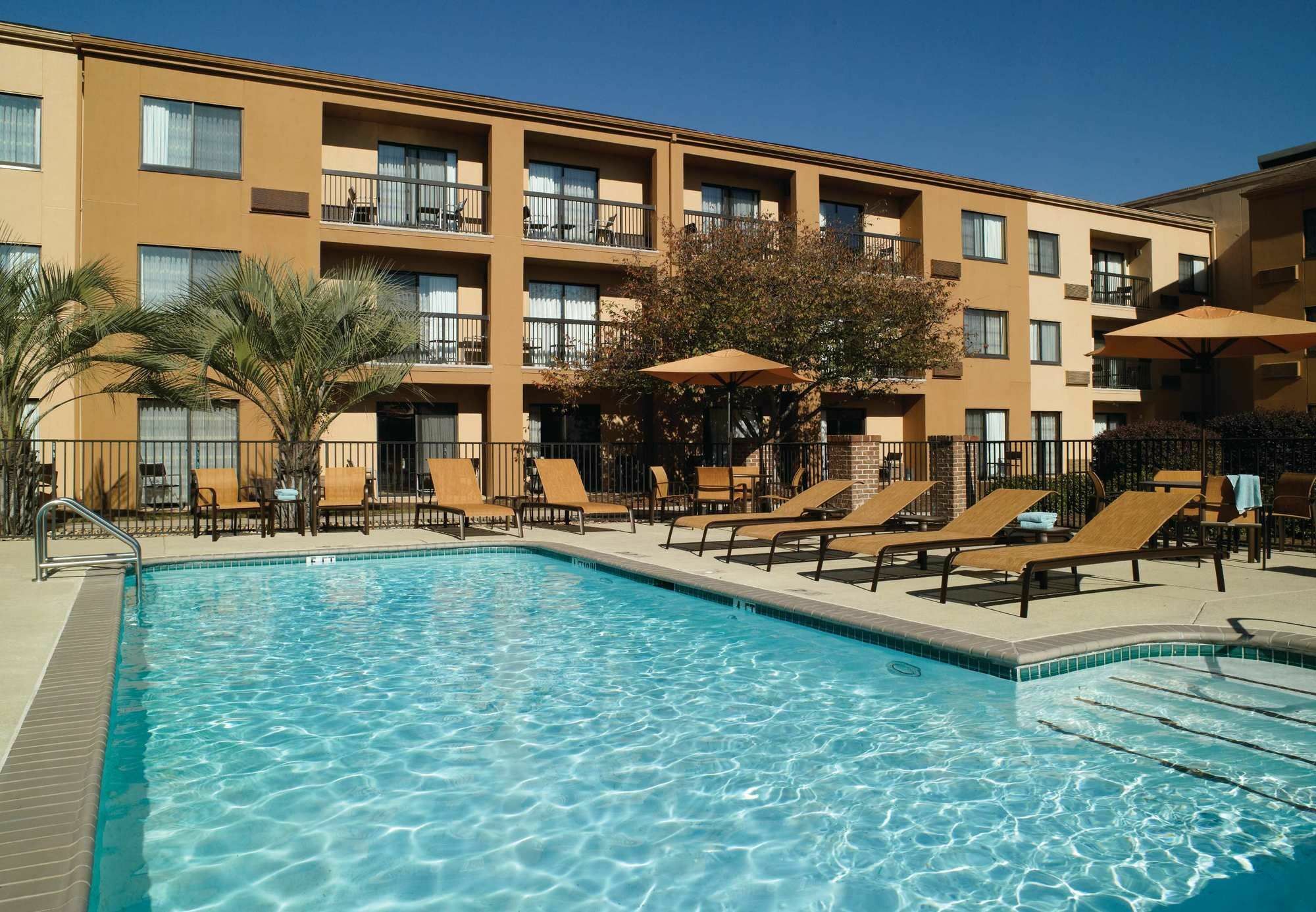 Courtyard By Marriott Macon Hotel Exterior photo